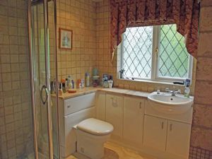 Shower room- click for photo gallery